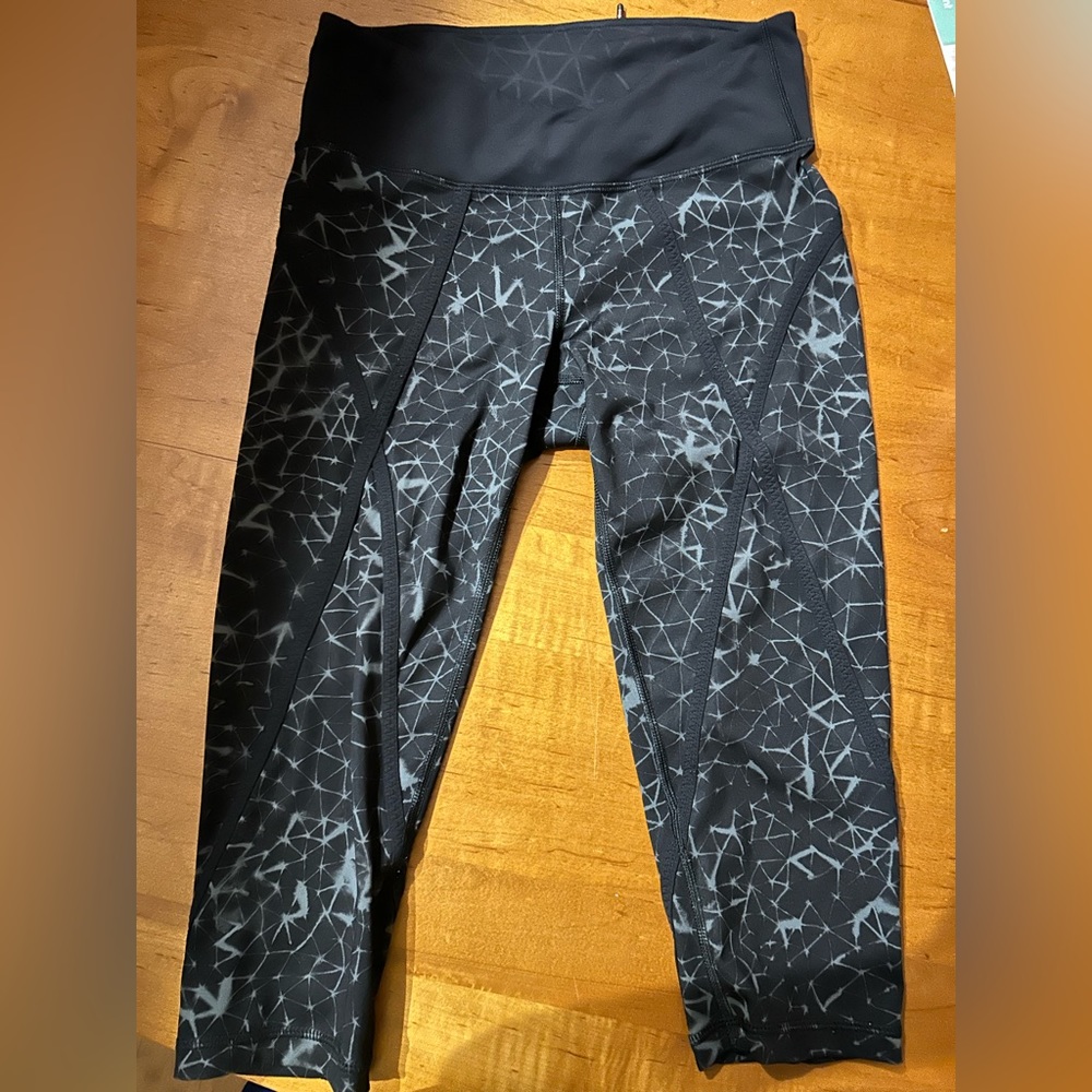 Lululemon - size XS - Capri pants - black and grey